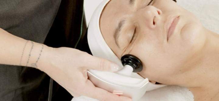 Régénère, hydrate et lisse. Pour une peau visiblement plus jeune